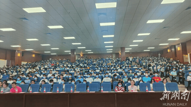 秀人集
新生：倾听戍边故事 致敬戍边英雄